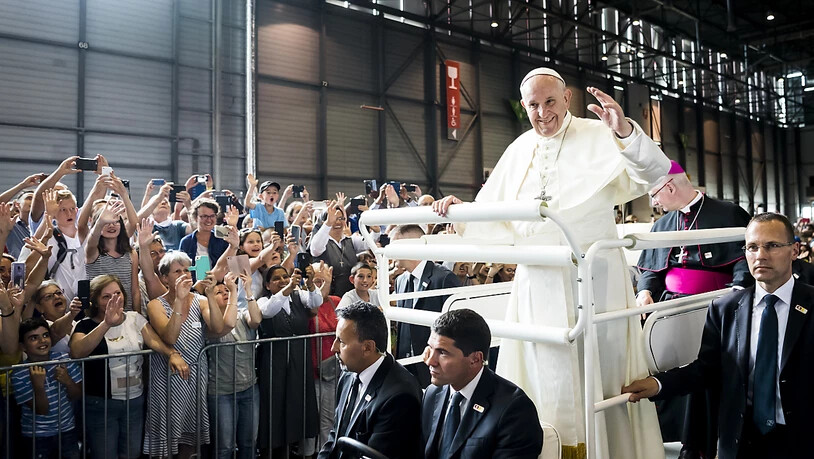 Papst Franziskus bei seiner Einfahrt in die Palexpo-Halle, begleitet von Bischof Charles Morerod