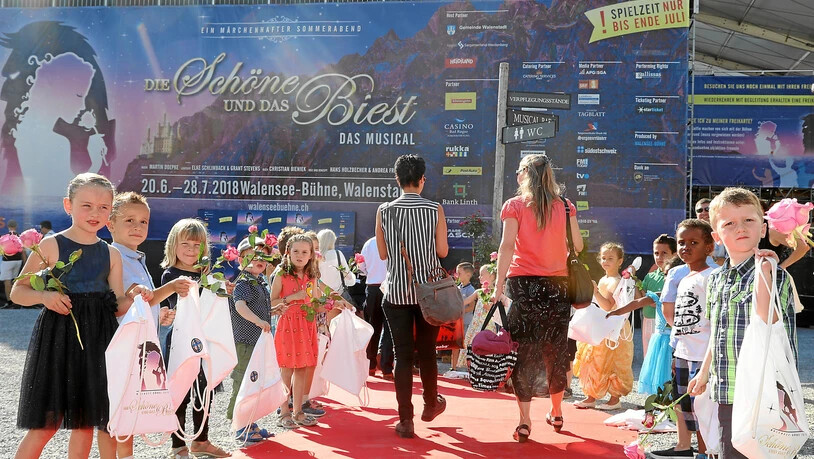 Die Premiere von «Die Schöne und das Biest» vor beeindruckender Kulisse war ein Erfolg. Klicken Sie sich durch die Bilder.