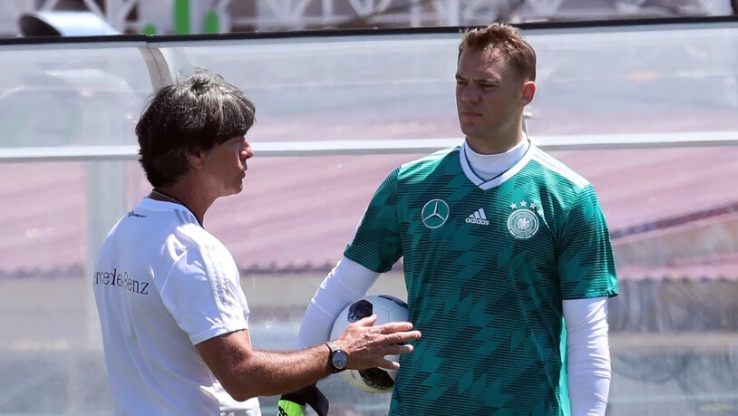 Captain Manuel Neuer und Bundestrainer Joachim Löw im Gespräch: Es wurde viel geredet im Vorfeld der Partie gegen Schweden
