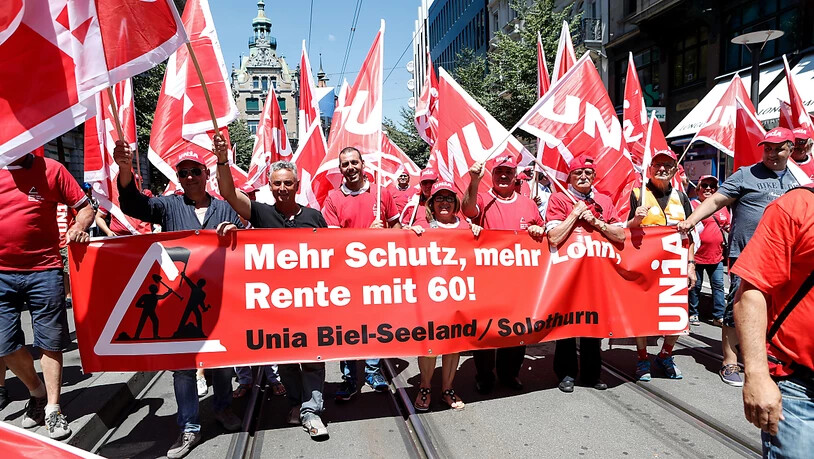 Aus der ganzen Schweiz sind mehrere tausend Bauarbeiter am Samstag nach Zürich gereist, um unter anderem für die Rente mit 60 zu demonstrieren.