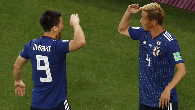 Torschütze Keisuke Honda (rechts) und Shinji Okazaki feiern Japans 2:2