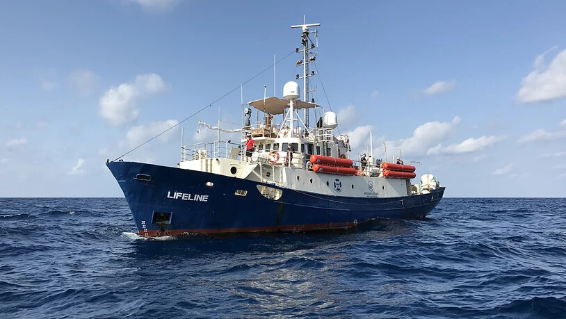 Die Besatzung des in Italien und in Malta abgewiesenen Rettungsschiffs "Lifeline" mit rund 230 Menschen an Bord hat in Spanien und in Frankreich um Hilfe gebeten. (Archivbild)