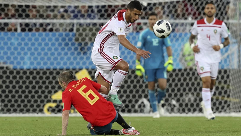Hart erkämpftes Unentschieden: Spaniens Andres Iniesta im Zweikampf mit Marokkos Younes Belhanda