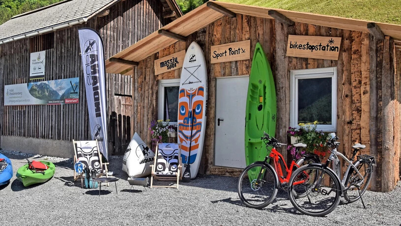 Kein volles Auto oder schwerer Rucksack mehr: Bis August gibt es im Sport-Point im Klöntal, direkt neben dem «Rhodannenberg», ein breites Freizeitangebot.