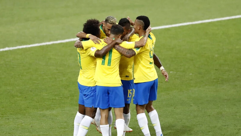 Brasilien feiert das 1:0 von Paulinho