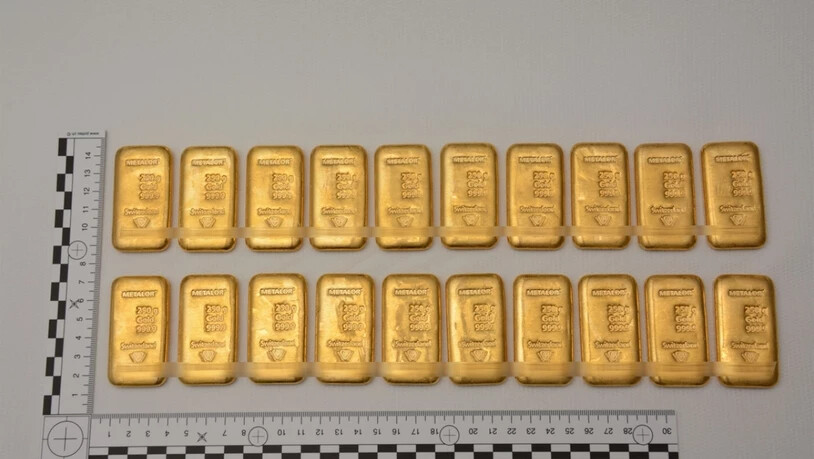 Die von der Polizei an der Grenze im Bergell entdeckten Goldbarren.