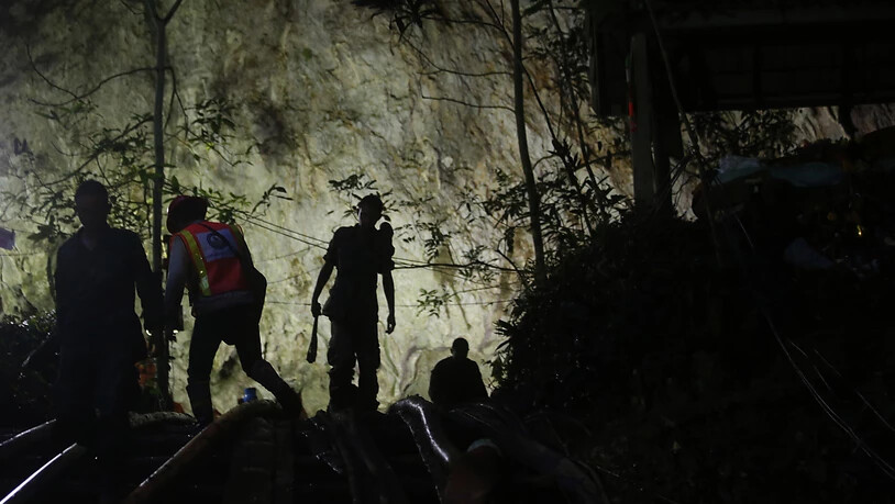 An der Suche nach einem in einer Höhle vermissten Jugendfussballteam in Thailand beteiligen sich nun auch mehrere ausländische Hilfeteams.
