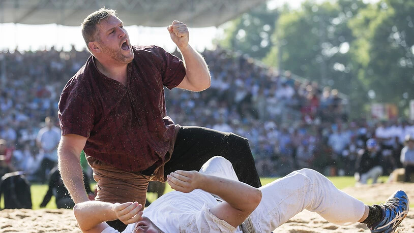 Christian Stucki hat gerade den Urner Eidgenossen Andi Imhof ins Sägemehl gebettet