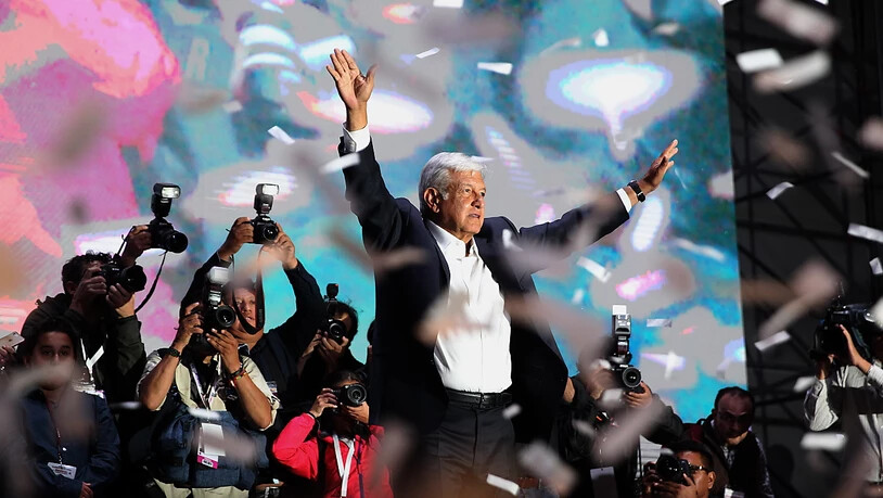 Erster linker Präsident Mexikos seit Jahrzehnten: Wahlsieger Andres Manuel Lopez Obrador vom Movimiento Regeneracion Nacional (Morena) vor Anhängern in Mexiko-Stadt.