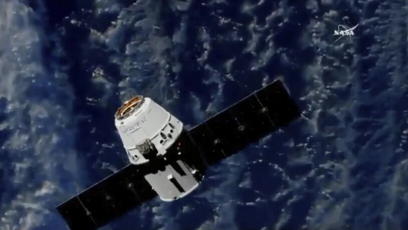 Der Raumfrachter nähert sich der Internationalen Raumstation ISS.
