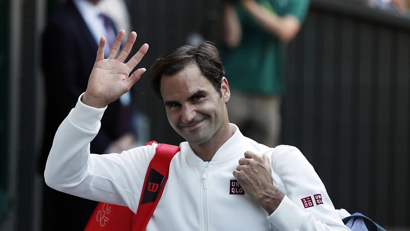 Der lange erwartete Moment: Roger Federer schreitet in Kleidern von Uniqlo auf den Centre Court in Wimbledon