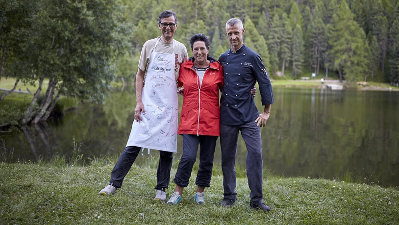 Stefano Pini (links) und Aurelia Pedrolini gehen in Pension, Daniele Del Grosso übernimmt die Küchenleitung der Klinik Gut. 
