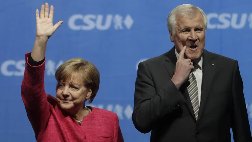 Die Spitzen der beiden Unionsparteien in Deutschland, Angela Merkel und Horst Seehofer, vereinbarten ein neues Grenzregime an der Grenze zu Österreich und retten Seehofer seine politischen Ämter. (Archivbild)
