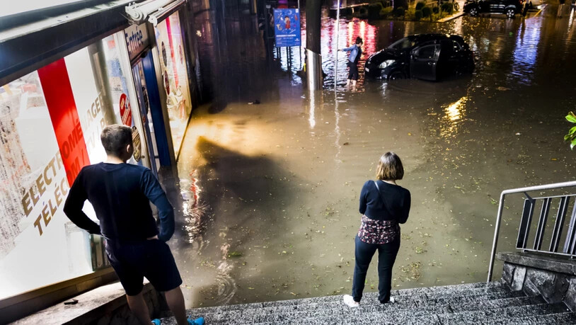 Mitte Juni suchte ein heftiges Unwetter Lausanne heim. Der sintflutartige Regen führte zu Überschwemmungen von zahlreichen Strassen, Wohnhäuser und Geschäften. (Archiv)