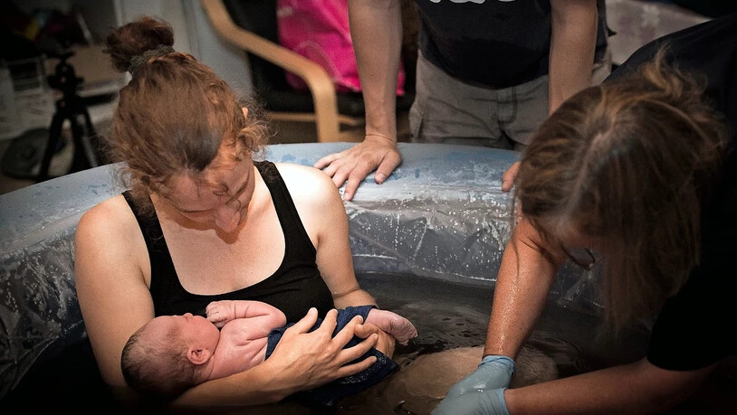 Und bereits um 2:47 Uhr ist das Neugeborene auf der Welt.