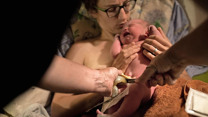3:41 Uhr - die Nabelschnur wird durchtrennt.