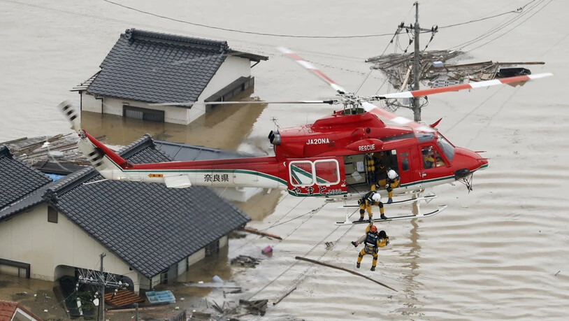 Schwere Überschwemmungen im Süden Japans: Rettungsteams bringen Einwohner per Helikopter in Sicherheit.