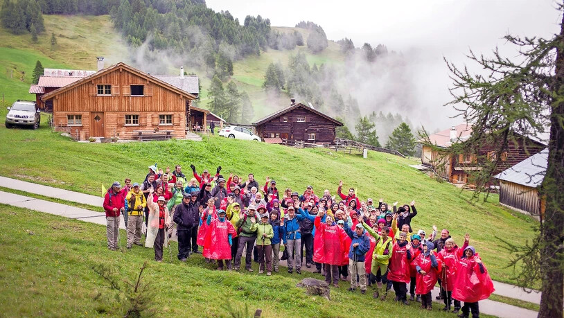 Gemeinsam durch die Region: Auch von schlechtem Wetter lassen sich die Südostschweiz-Wanderer – wie hier im vergangenen Jahr in Feldis – die gute Laune nicht verderben. 