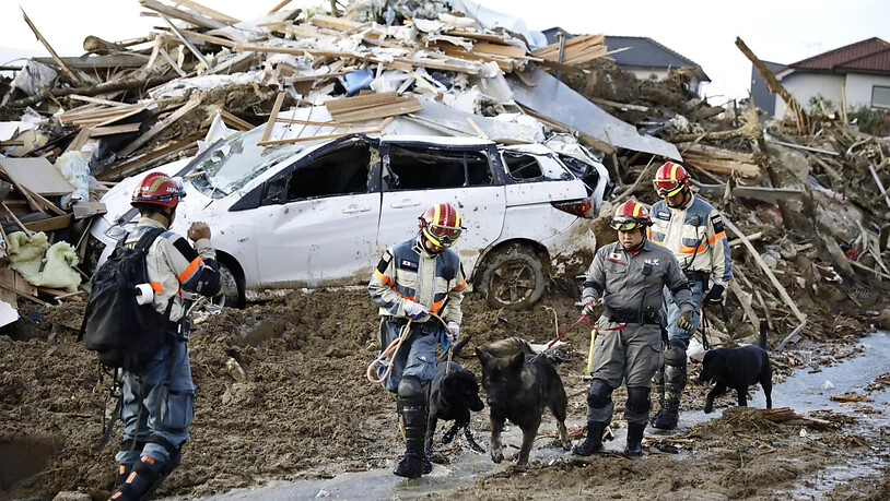 Rettungskräfte im Südwesten Japans bergen nach heftigen Regenfällen und Schlammlawinen immer mehr Leichen.
