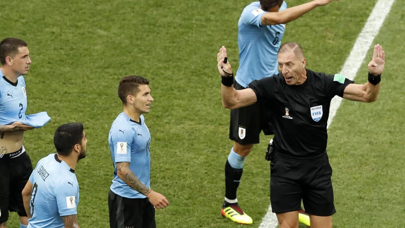 Der Argentinier Nestor Pitana (hier im Spiel Frankreich - Uruguay) pfeift den WM-Final