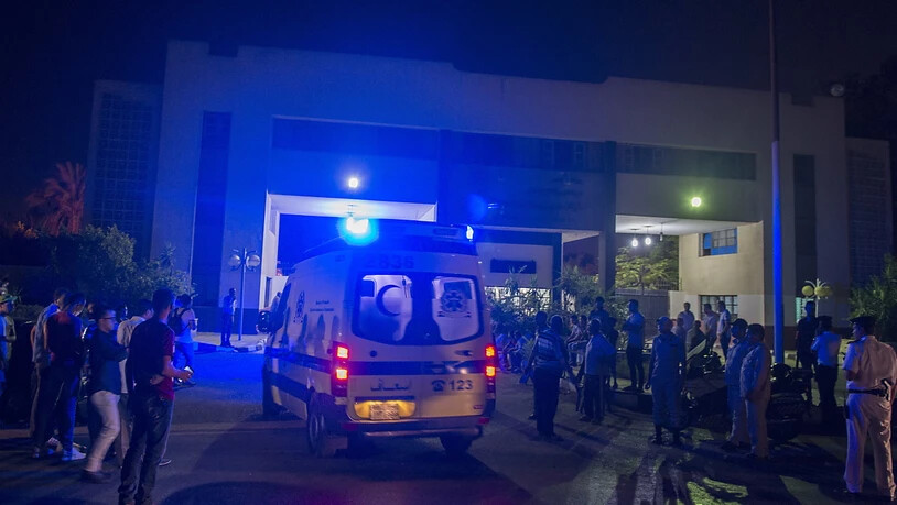 In der Nähe des Flughafens von Kairo hat sich in der Nacht auf Freitag eine Explosion ereignet - zwölf Personen wurden in Spitäler gebracht.