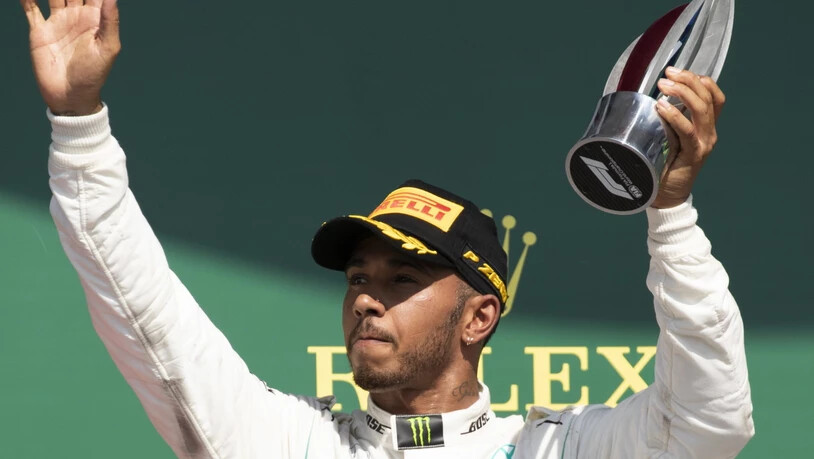 Formel-1-Weltmeister Lewis Hamilton bleibt bei Mercedes