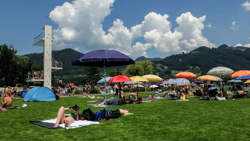 Badegäste geniessen das schöne Wetter im Strandbad in Thun. Freibäder sind Kulturgut in der Schweiz. Die meisten sind in die Jahre gekommen und sollten dringend saniert werden. Eine finanzielle Knacknuss für die Gemeinden.