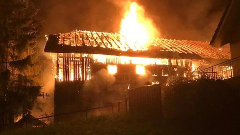 Flammeninferno: Ein Bauernhaus, das abgebrochen werden sollte, ist in der Nacht auf Freitag in Buttwil AG vollständig niedergebrannt.