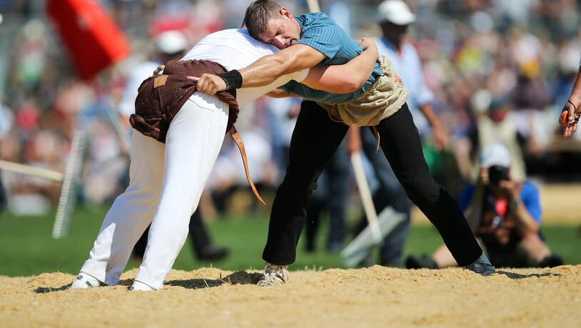 Roger Rychen schwingt sich zu einem weiteren Kranz.