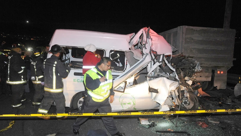 Bei dem tödlichen Unfall auf der vielbefahrenen Autobahn in der Nähe von Mexiko-Stadt fuhr ein Kleintransporter auf einen Lastwagen auf.