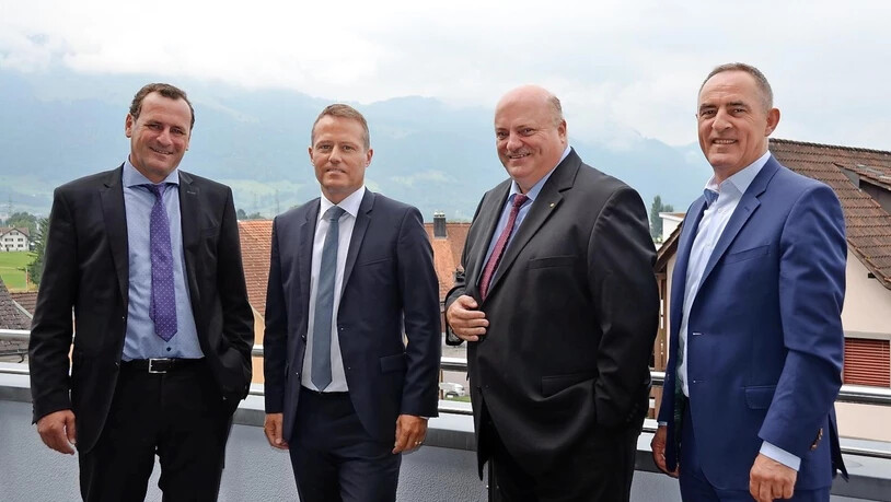 Zuversichtlich: Die Leiter der Raiffeisenbanken im Linthgebiet, Marcel Schnider, Markus Jäger, Rolf Güntensperger und Thomas Wick (von links) sind zufrieden mit den Zahlen für das erste Halbjahr.
