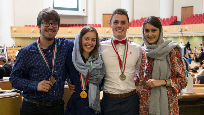 Henry Wetton, Jana Meier, Florin Kalberer und Michelle Knecht (v.l.) posieren an der Biologie-Olympiade im Iran mit ihren Medaillen.