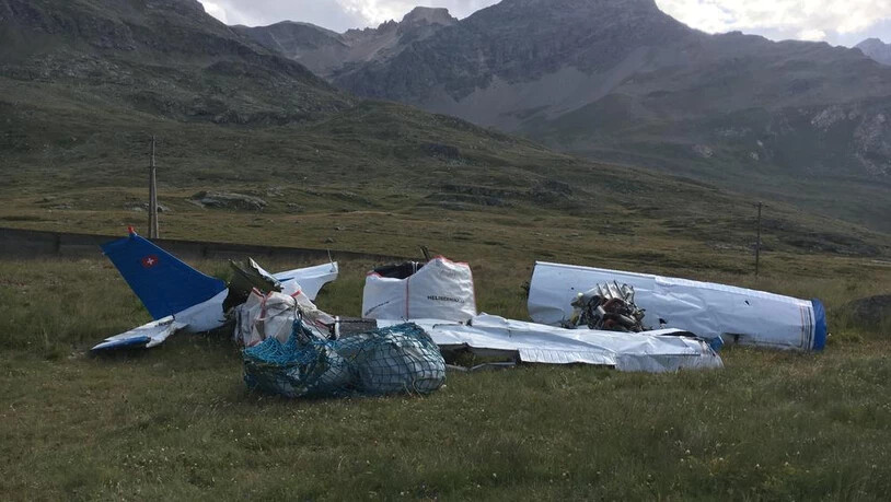 Das Wrack des abgestürzten Kleinflugzeuges auf dem Berninapass.