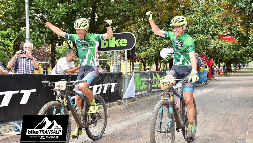 Claudius Thommen (links) und Thomas Girardi lassen sich bei Bike Transalp als Sieger feiern.