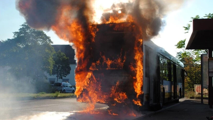 Ein Schaffhauser Linienbus ist am Donnerstagvormittag in Flammen aufgegangen. Verletzt wurde niemand.