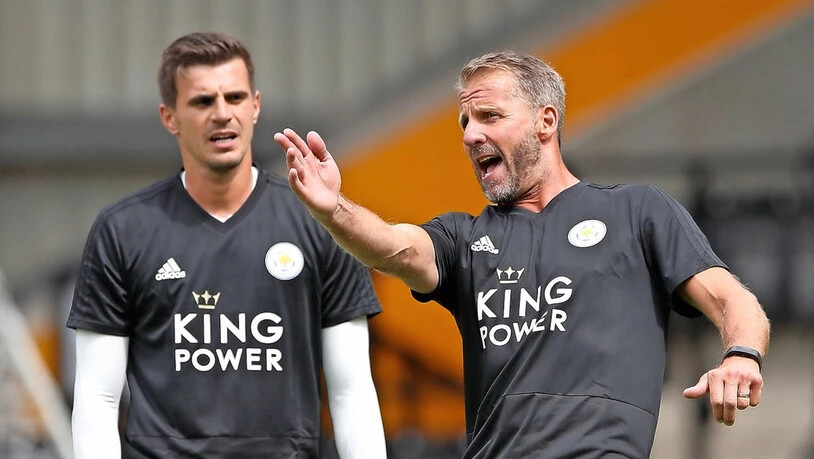 Leicester Citys Torhütertrainer Mike Stowell (rechts) gibt Eldin Jakupovic vor dem Testspiel gegen Notts County Tipps.