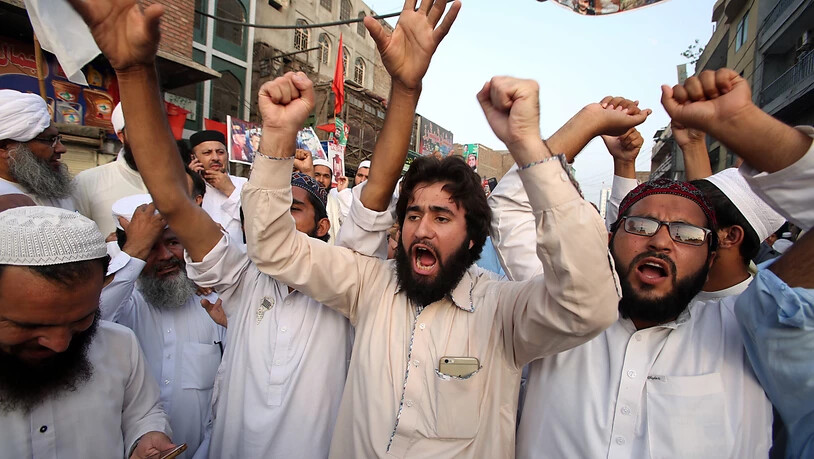 Anhänger aus verschiedenen pakistanischen Parteien protestieren in Peschawar gegen das offizielle Wahlergebnis.