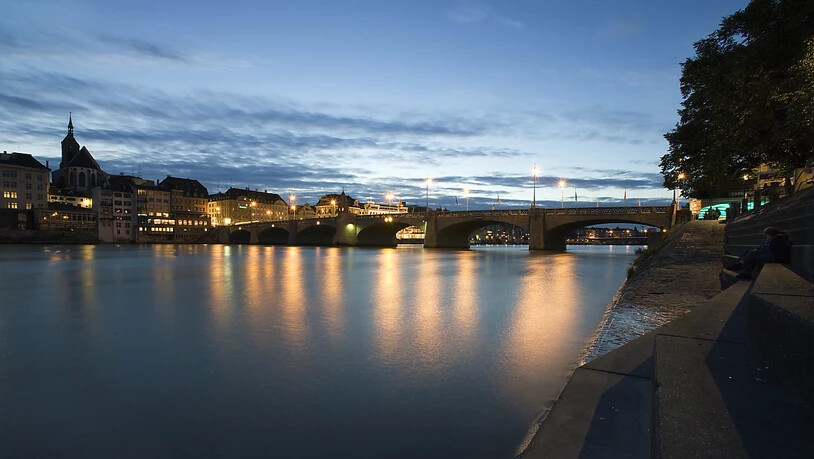 Ein Mann ist bei einer Prügelei am Rheinufer in Basel ums Leben gekommen. (Themenbild)