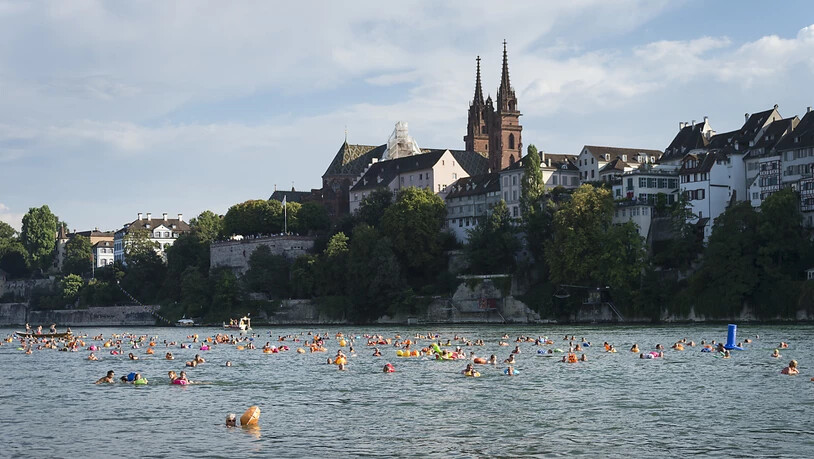 Das Basler Rheinufer - besonders in lauen Sommernächten auch nachts bevölkert.