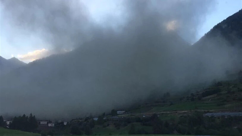 Am Freitagabend hat ein Felssturz am Linard Pitschen in der Fraktion Lavin eine Staubwolke verursacht.