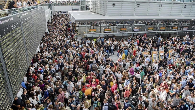 Massenandrang und erst noch Sicherheitspanne: Passagiere am Samstag im Flughafen München.