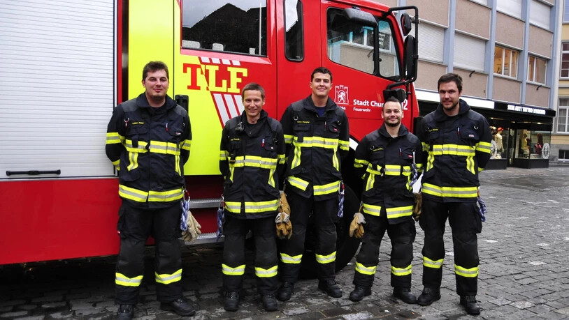 Auch am Nationalfeiertag im Einsatz: Lukas Alder, Max Knecht, Corsin Stampfer, Alesio Leston und Thomas Winkler (von links) von der Feuerwehr der Stadt Chur.
