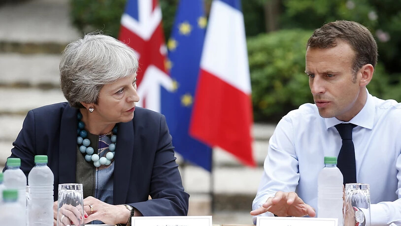 Ernste Gesichter während den Gesprächen über ein ernstes Thema: Die britische Premierministerin Theresa May und Frankreichs Präsident Emmanuel Macron trafen sich am Freitag zu einem Brexit-Meeting am Mittelmeer.