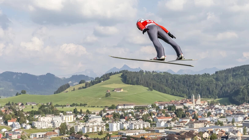 Killian Peier hoch über Einsiedeln