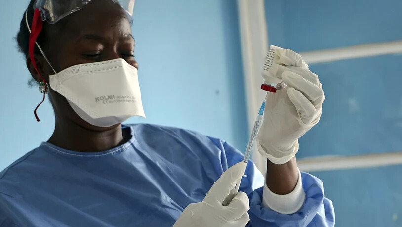 Ein Mitarbeiter der Weltgesundheitsorganisation (WHO) im Kongo bereitet eine Impfspritze gegen das Ebola-Virus vor. (Archivbild)