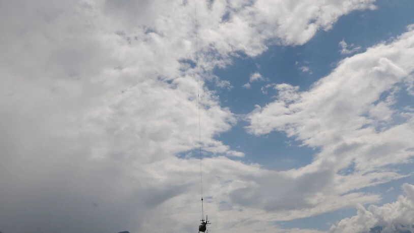 Ein Superpuma transportiert den beschädigten Helikopter nach der Kollision mit einem Heu-Seil im Schächental ab.