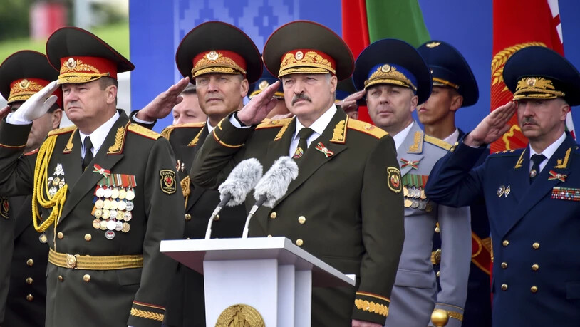 Altkommunistische Jasager-Riege um Präsident Lukaschenko (Mitte) im Juli dieses Jahres in Minsk.