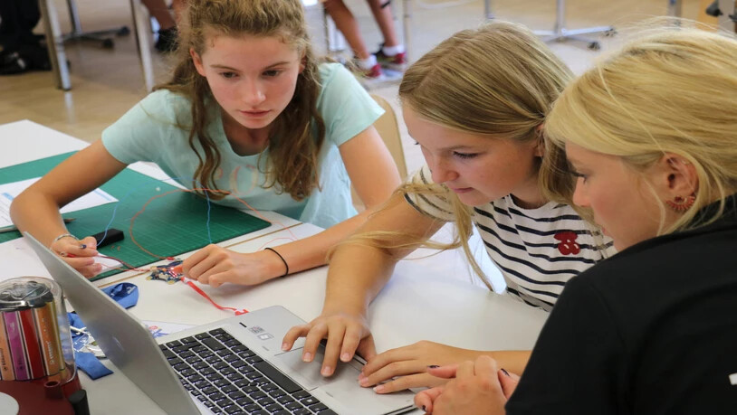 Projektwoche in Flims: Zusammen mit Studierenden der Pädagogischen Hochschule Graubünden tauchen die Kinder in die Welt des Programmierens ein.