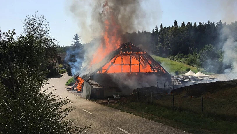 Eine Scheune in Glashütten AG ist am Donnerstag vollständig niedergebrannt. Die Feuerwehr konnte jedoch ein Übergreifen der Flammen verhindern.