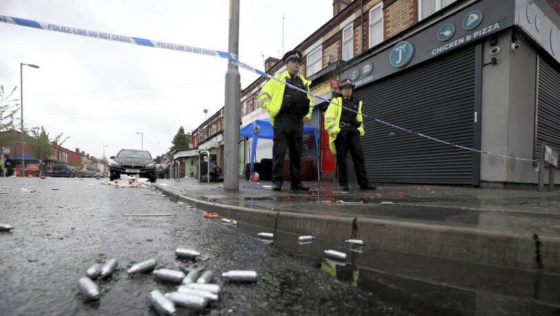 Bei einer Schiesserei in Manchester sind zehn Menschen verletzt worden. Die Polizei in der Stadt im Nordwesten Englands wurde nach eigenen Angaben in der Nacht zum Sonntag ins Stadtviertel Moss Side gerufen, nachdem dort Schüsse gefallen waren.